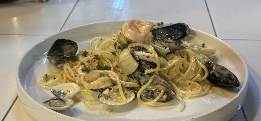 Pasta de frutos del mar con mejillones y almejas