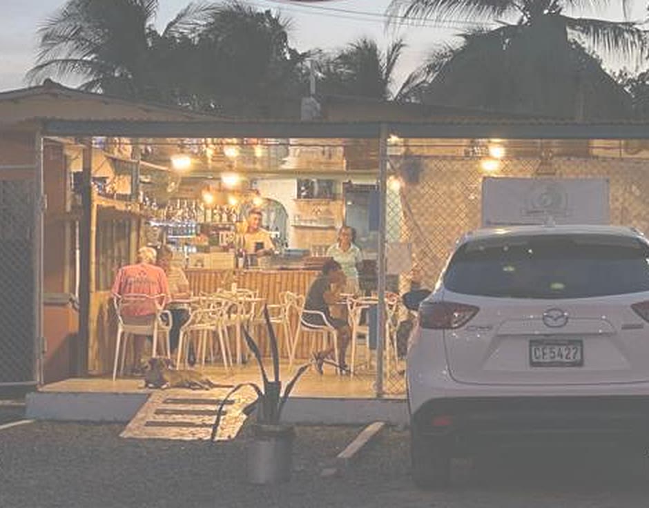 Terraza al aire libre de Mambo Italiano al atardecer