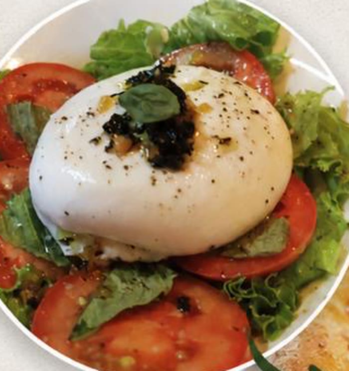 Ensalada de burrata con tomate y albahaca