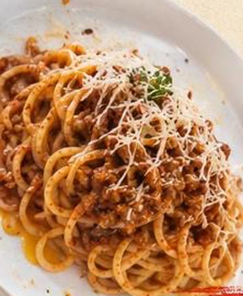 Pasta boloñesa con parmesano