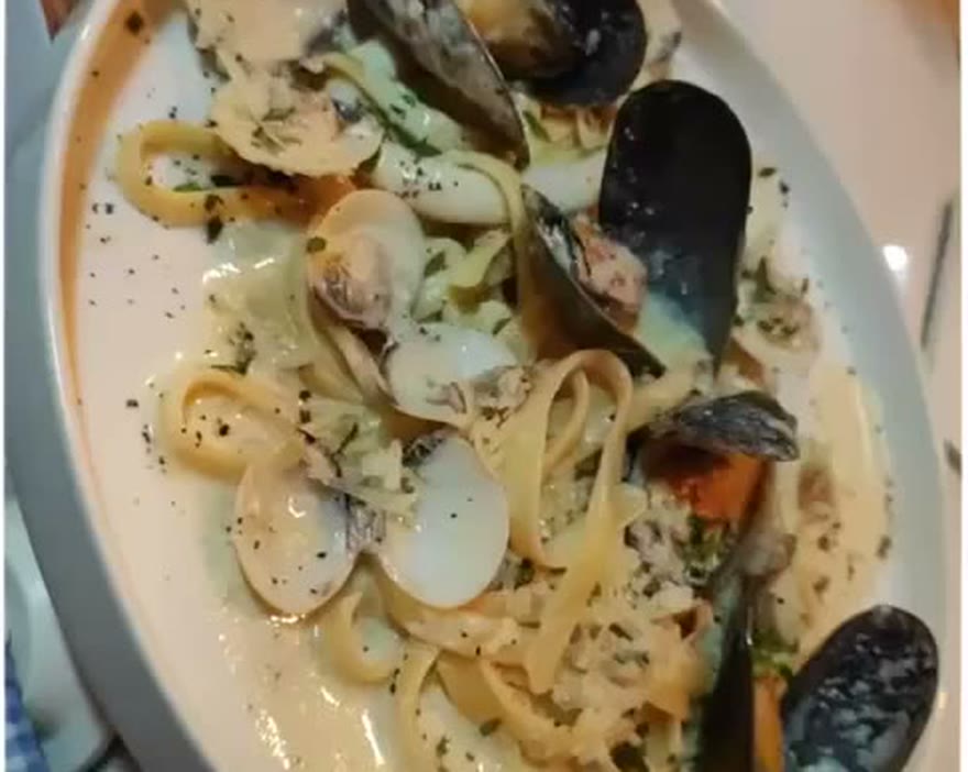 Pasta de frutos del mar con mejillones y almejas en salsa blanca