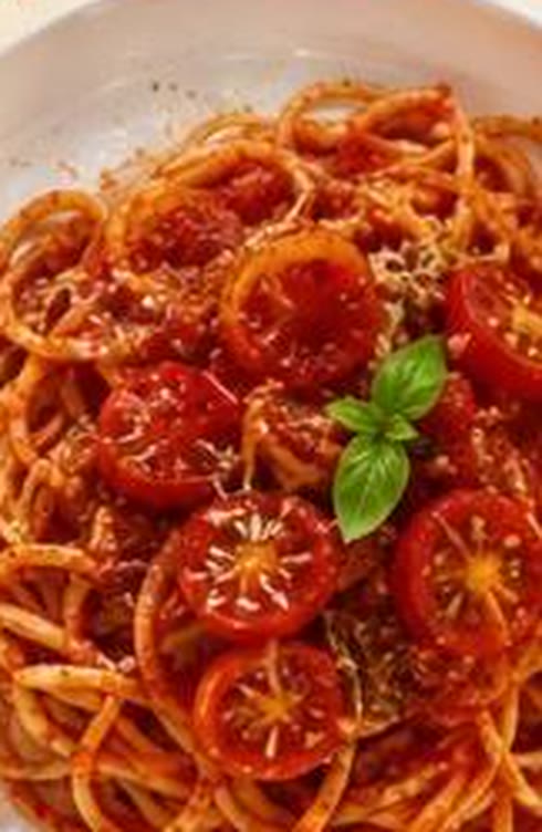 Spaghetti en salsa de tomate fresca con albahaca