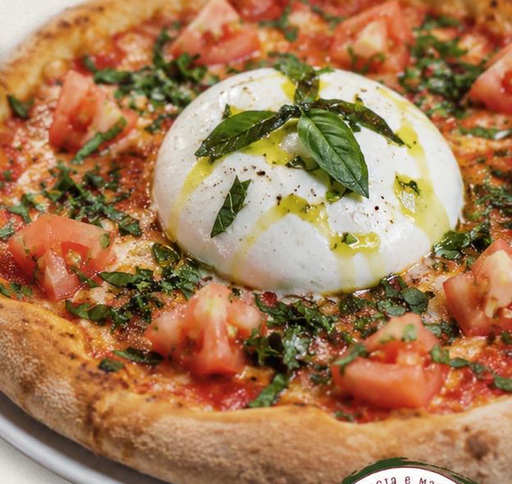 Pizza con burrata fresca, tomate y albahaca